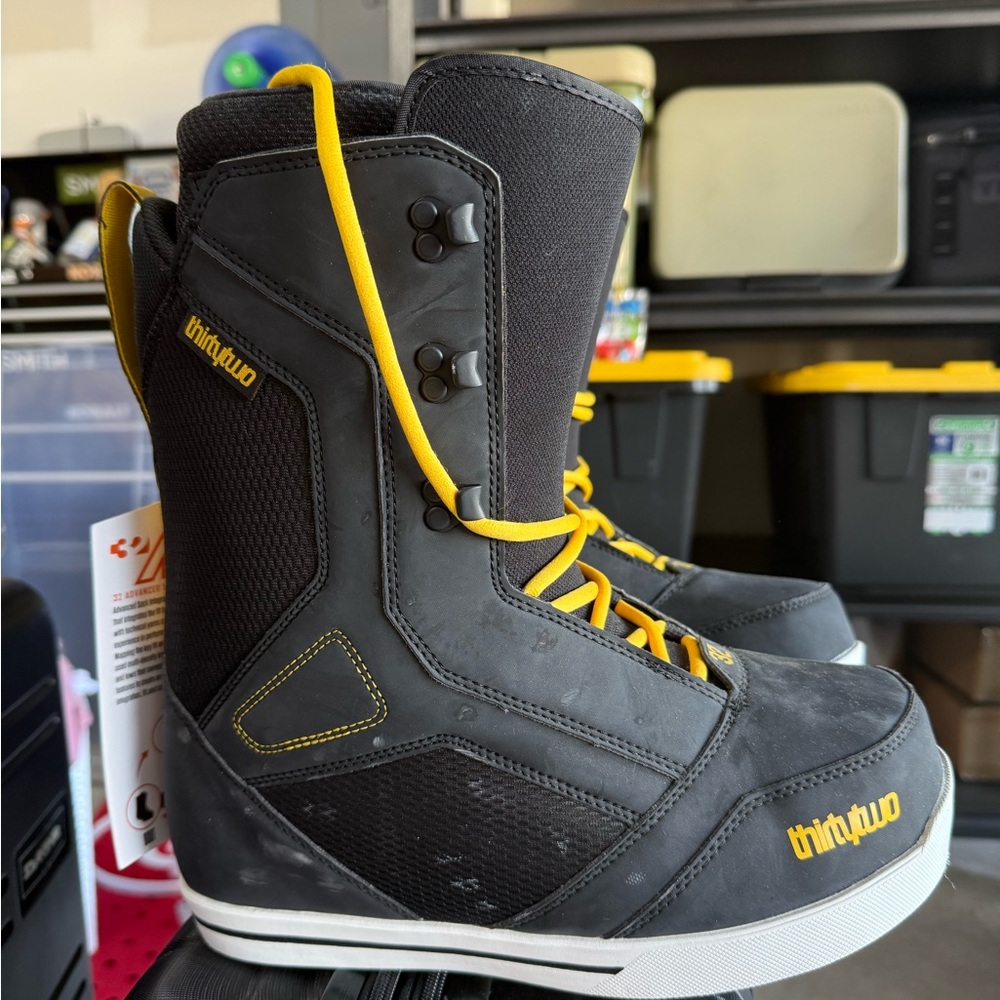 Thirty two snowboard boots